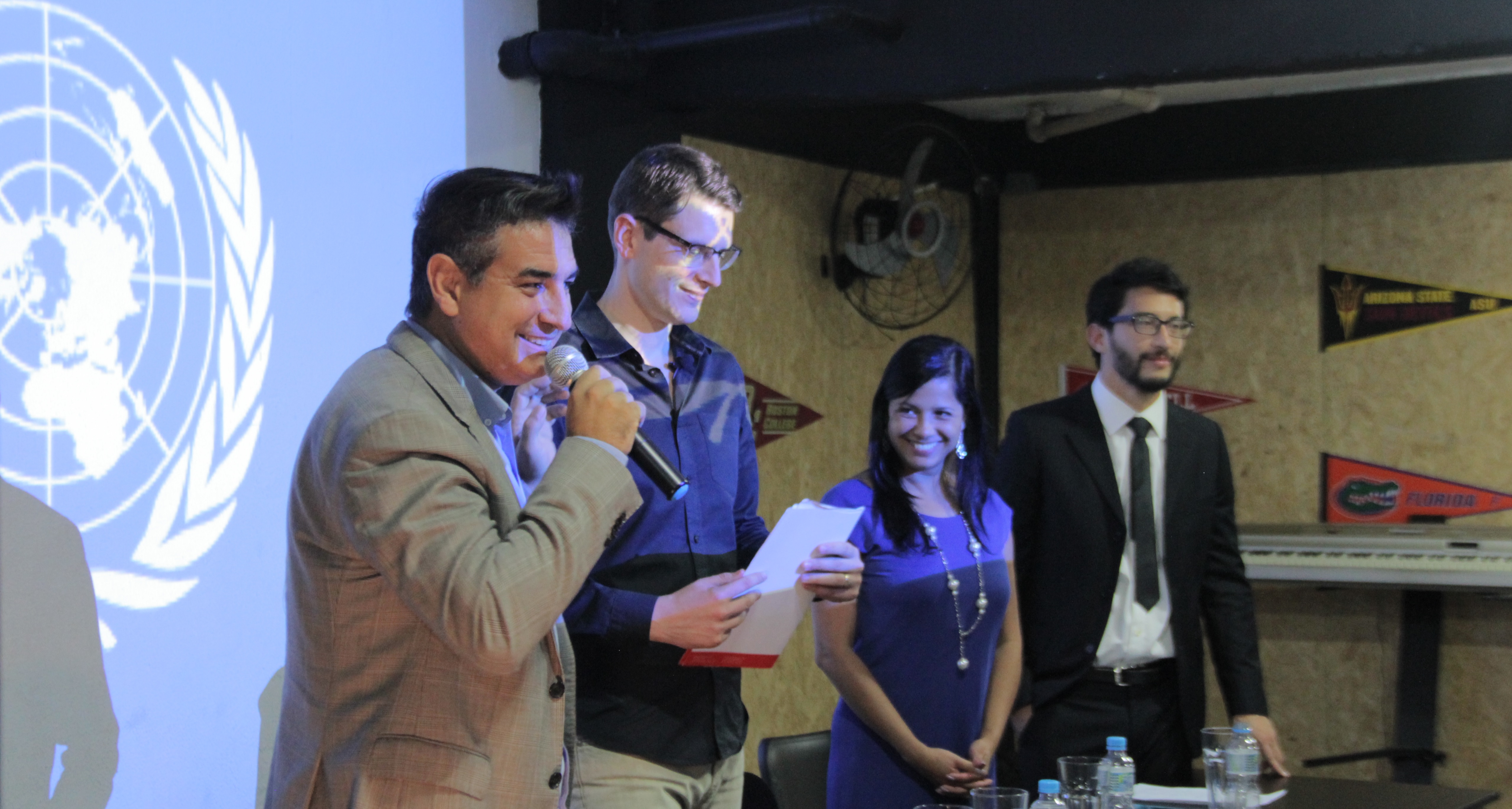 O empresário Gabriel Frozi entrega o relatório dos alunos ao consultor internacional do Instituto Latino Americano da ONU, Marcelo Hodge Crivella