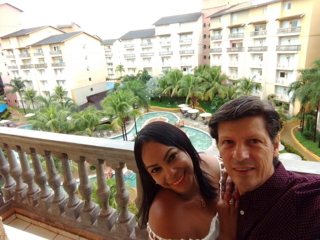 A jornalista Claudia Cristina e Ricardo Corona no terraço do quarto do Nobile Resort Thermas de Olimpia, onde ficaram hospedados - Foto: Cla Cri