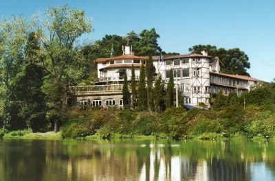 O Lago Negro e o hotel Estalagem St. Hupertus, ao fundo, em Gramado, no Rio Grande do Sul