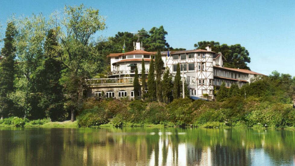 O Lago Negro e o hotel Estalagem St. Hupertus, ao fundo, em Gramado, no Rio Grande do Sul