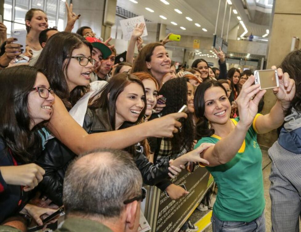 Lana Parrila tirando selfie com fãs