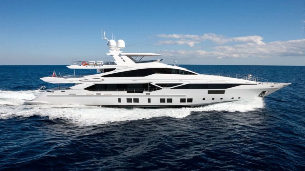 Standard super-yacht / displacement hull / custom
