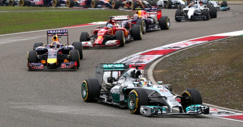 20abr2014---lewis-hamilton-largou-bem-e-se-manteve-na-primeira-posicao-do-gp-da-china-1397979266497_956x500