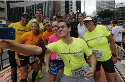 Corredores fazem selfie antes da corrida