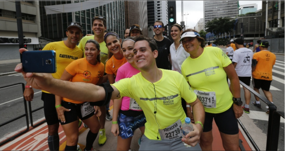 Corredores fazem selfie antes da corrida