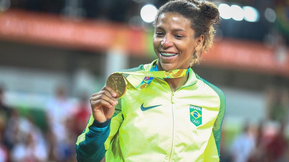 rafaela-silva-mostra-medalha-de-ouro-1470691118714_v2_1920x1080